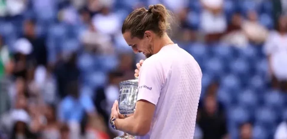 Jugador sosteniendo el trofeo en la ceremonia de premiación