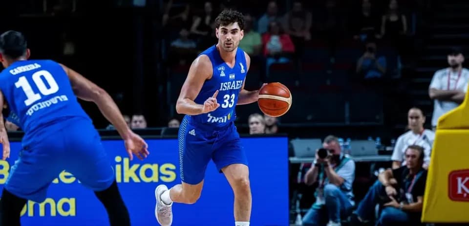 Jugador de baloncesto israelí driblando con el balón