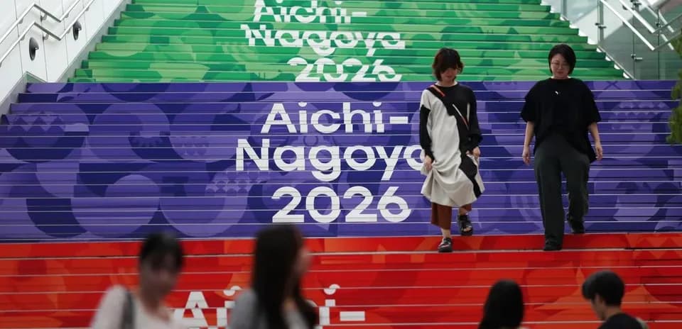 Escalera decorada con Aichi-Nagoya 2026