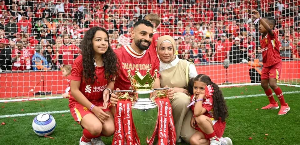 Jugador con trofeo y su familia en el campo