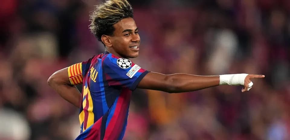 Jugador de Barcelona señalando durante el partido