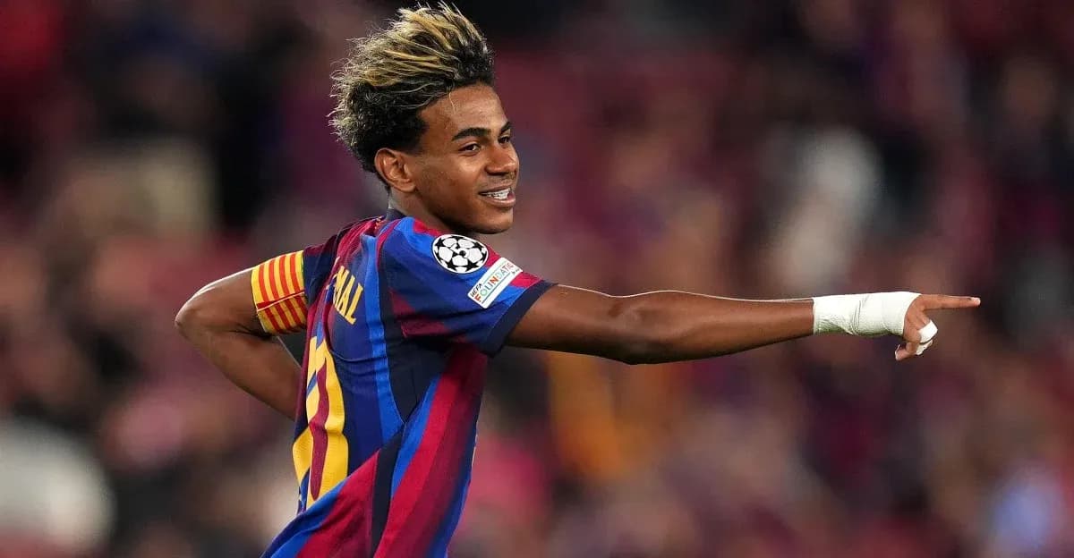 Jugador de Barcelona señalando durante el partido