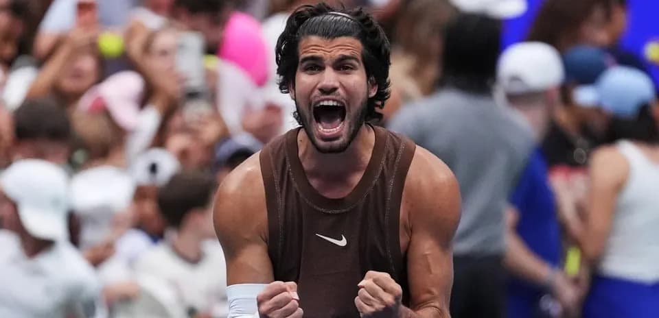 Jugador de tenis celebrando con puños cerrados