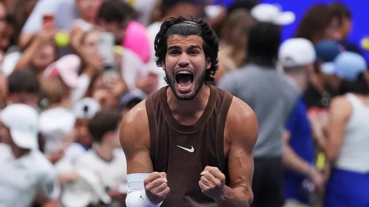 Jugador de tenis celebrando con puños cerrados