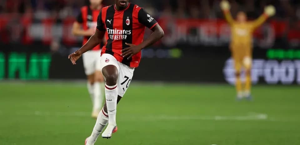 Jugador de AC Milan corriendo tras el balón