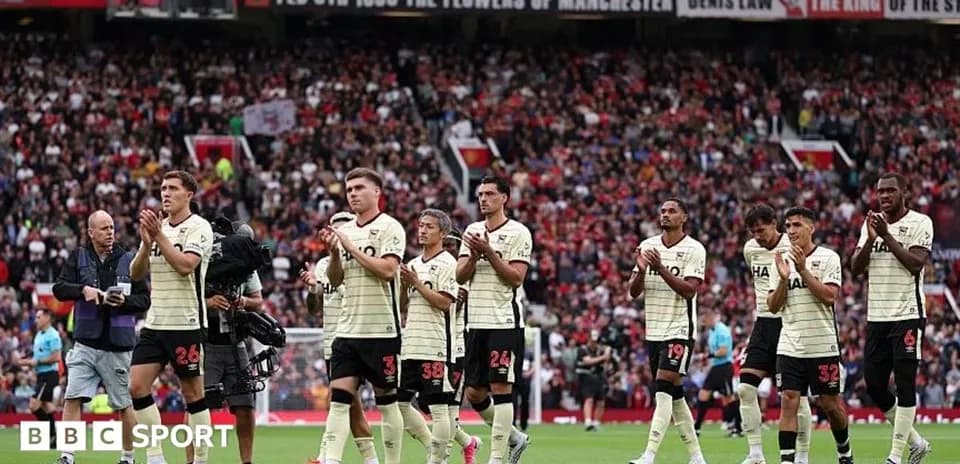 Jugadores aplaudiendo a la afición en Old Trafford