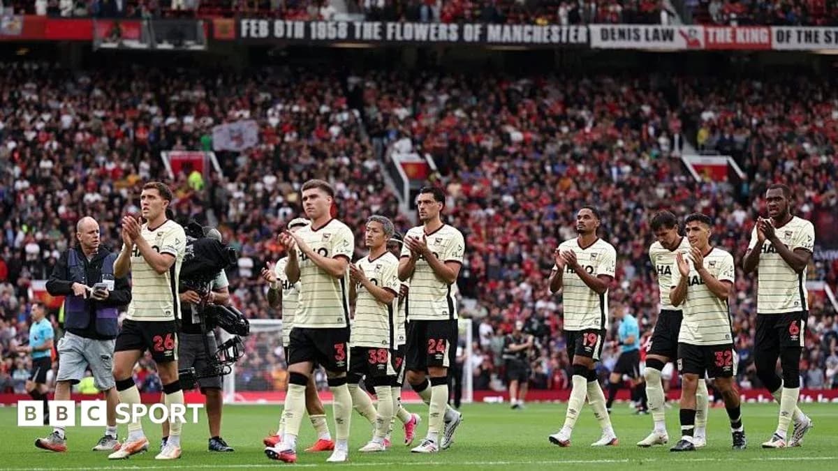 Jugadores aplaudiendo a la afición en Old Trafford