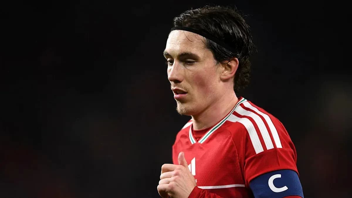 Jugador con banda de capitán en uniforme rojo