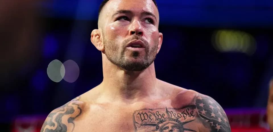 Luchador de boxeo en el ring con tatuajes