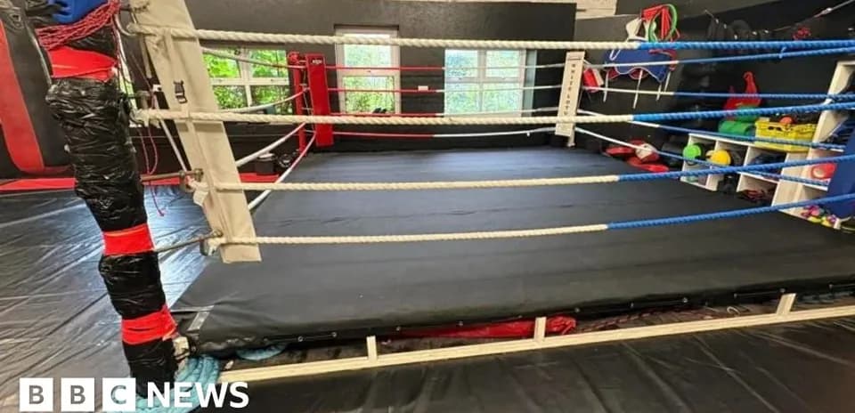 Ring de boxeo vacío en un gimnasio