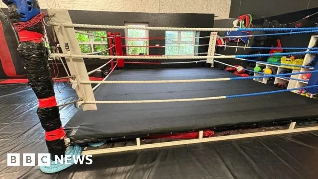 Ring de boxeo vacío en un gimnasio