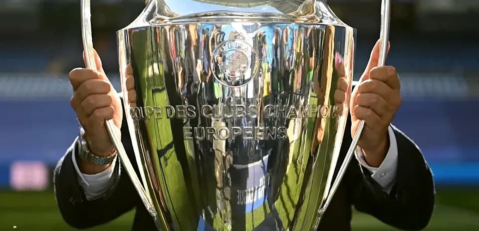 Trofeo de la Liga de Campeones de la UEFA en manos