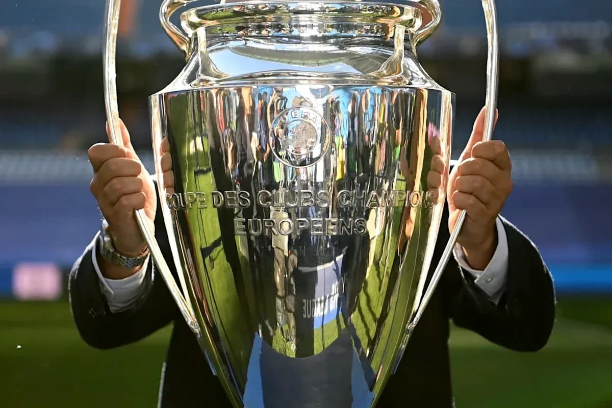 Trofeo de la Liga de Campeones de la UEFA en manos