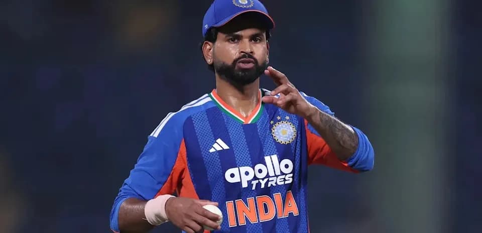 Jugador de cricket de India señalando en el campo