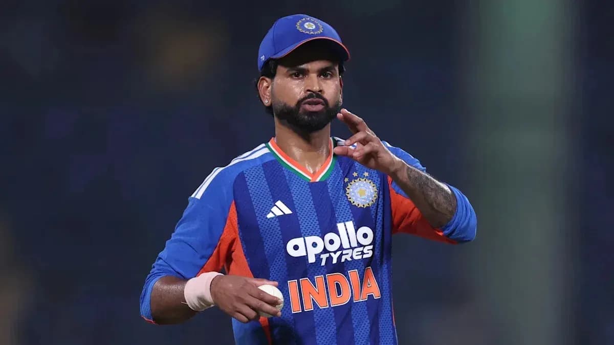 Jugador de cricket de India señalando en el campo