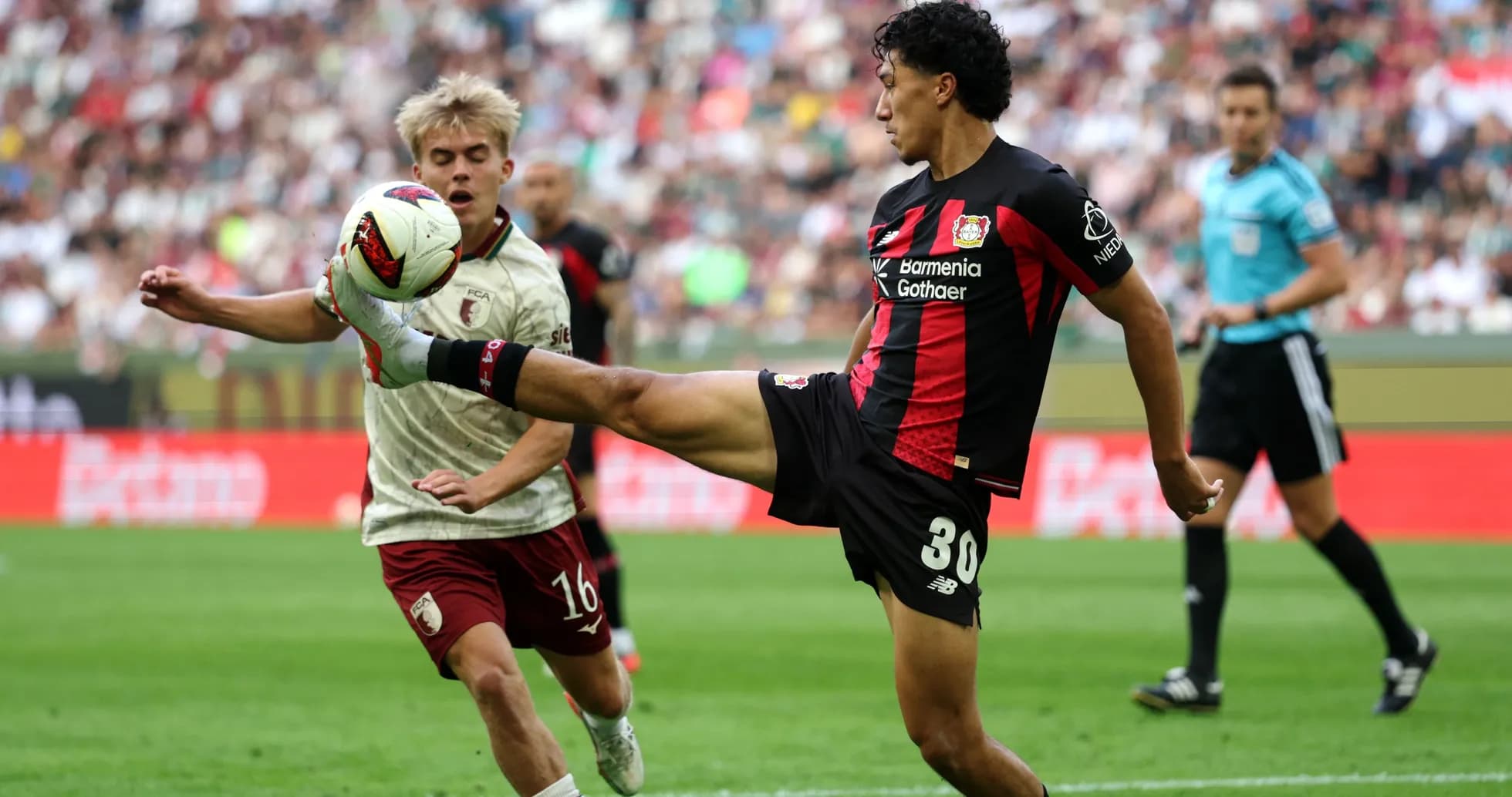Jugador de Bayer Leverkusen patea el balón en partido