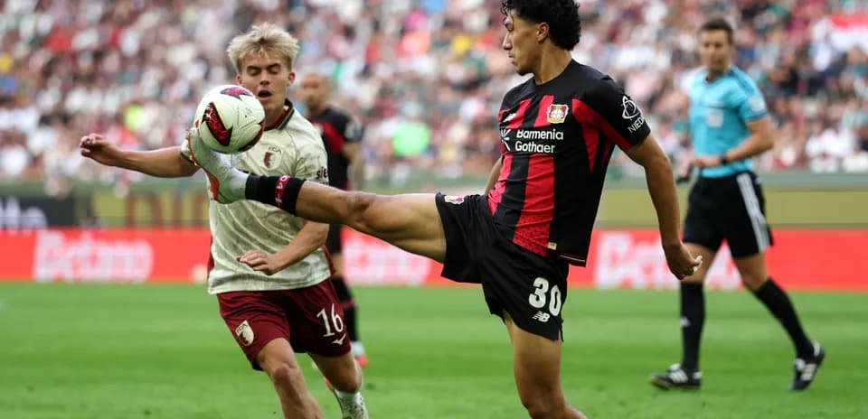 Jugador de Bayer Leverkusen patea el balón en partido
