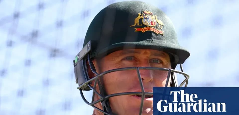 Jugador de cricket con casco en sesión de práctica