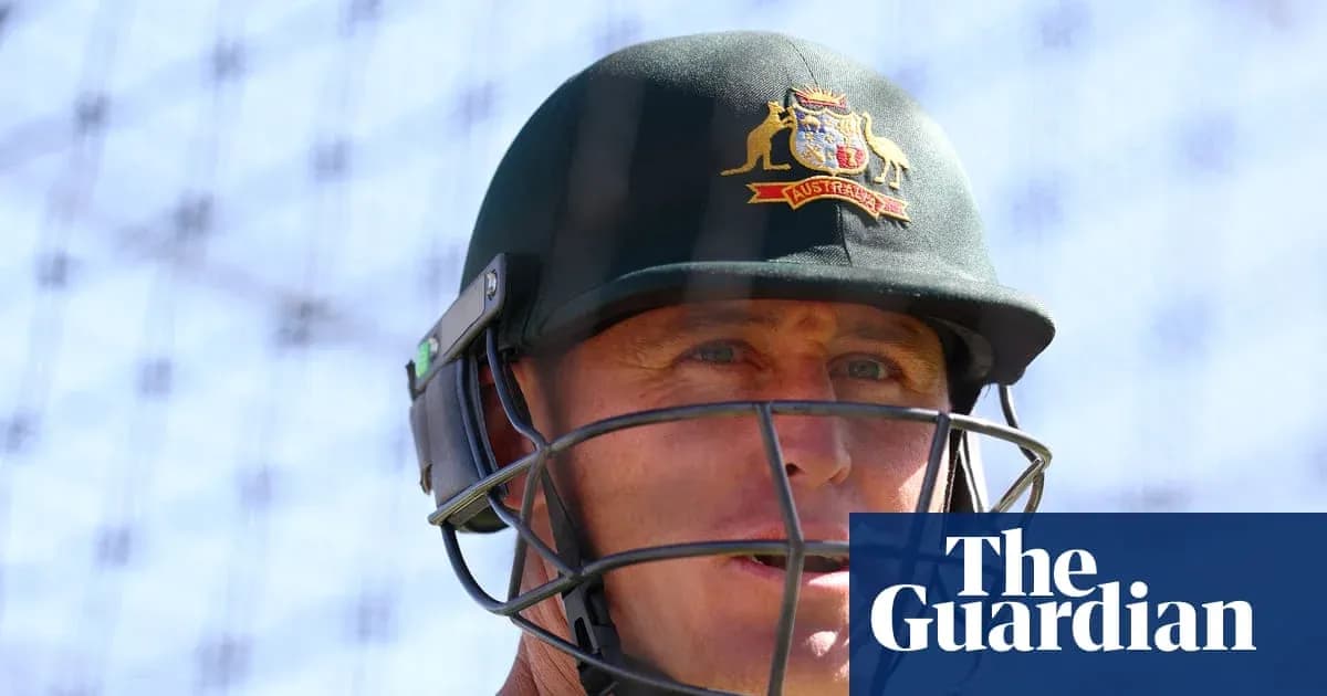 Jugador de cricket con casco en sesión de práctica