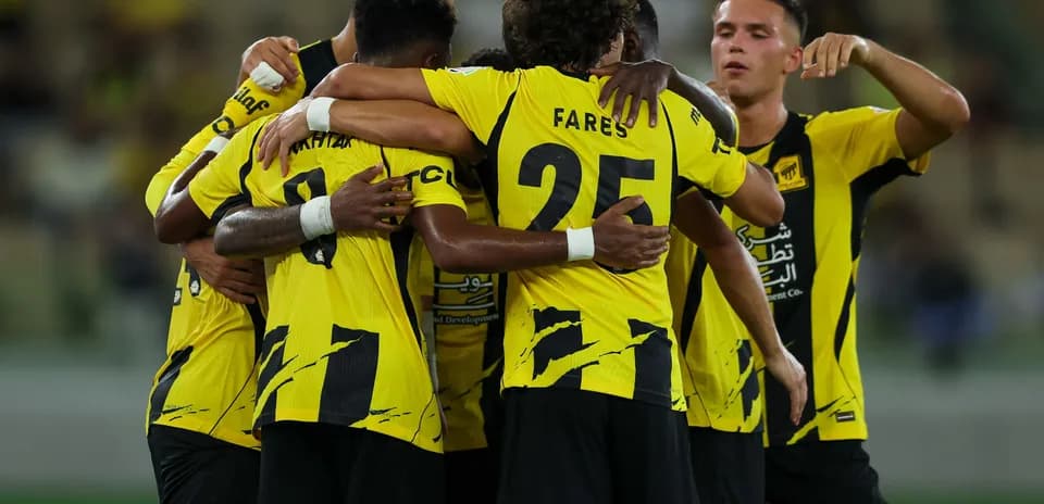 Jugadores de Ittihad celebrando un gol juntos
