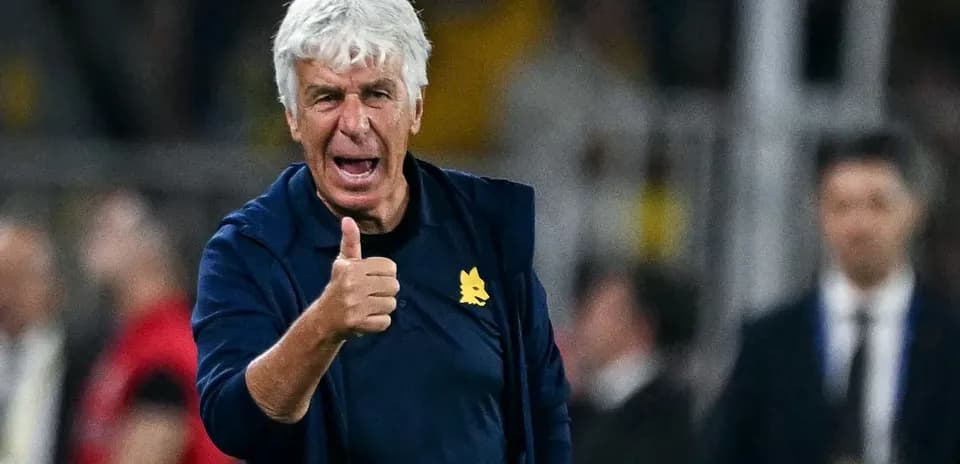 Entrenador mostrando pulgar arriba durante el partido