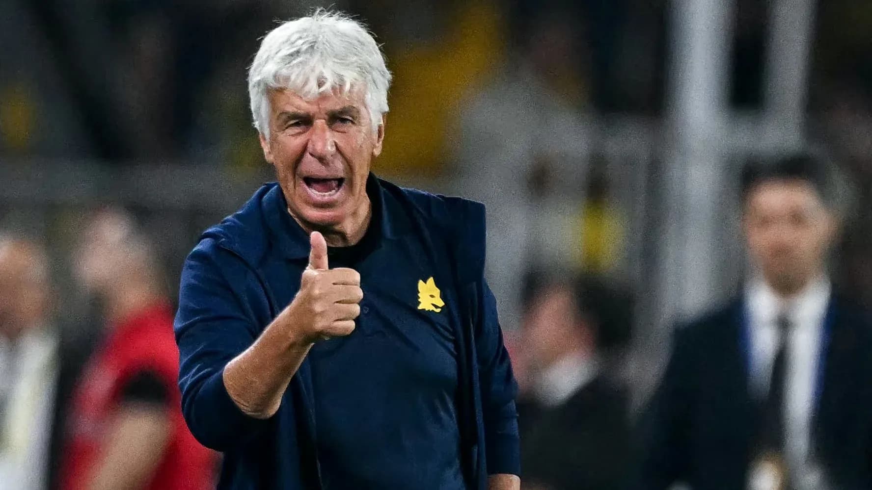 Entrenador mostrando pulgar arriba durante el partido