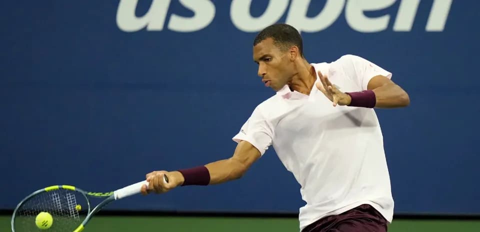 Jugador golpeando la pelota en el US Open