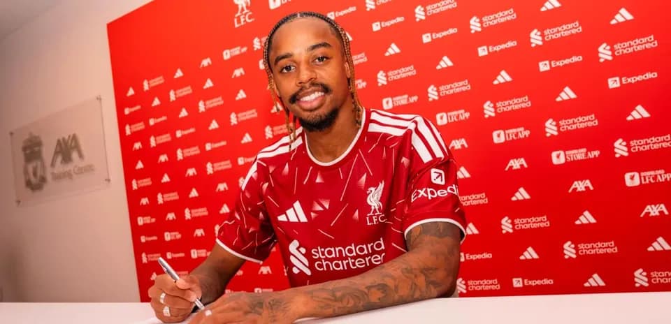Jugador de Liverpool firmando contrato en mesa