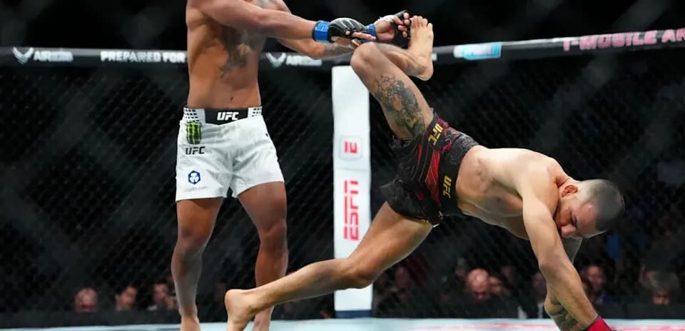 Luchador lanzando a su oponente durante combate de MMA