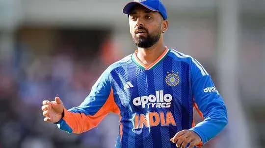 Jugador de cricket de India en uniforme durante partido
