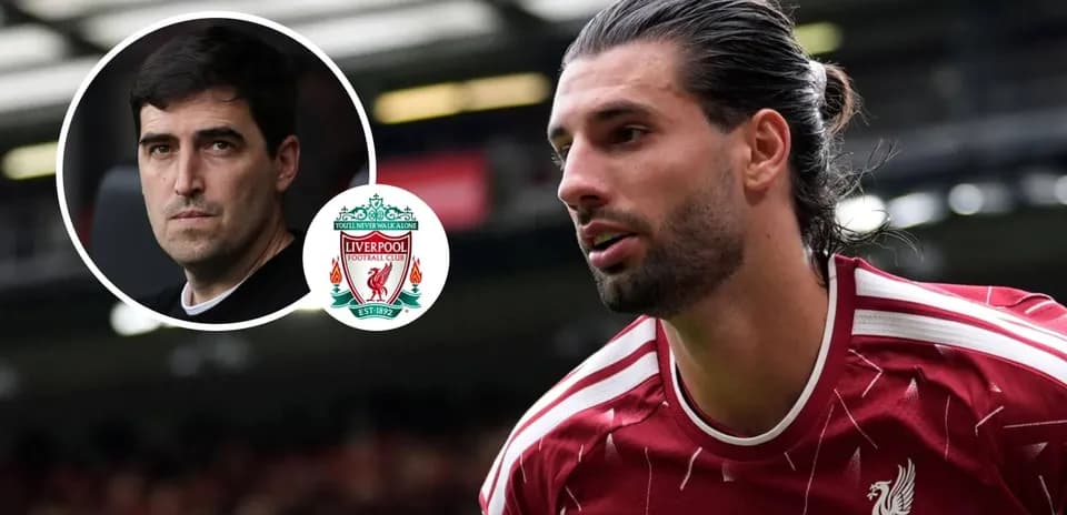 Jugador de Liverpool en el campo con entrenador en fondo