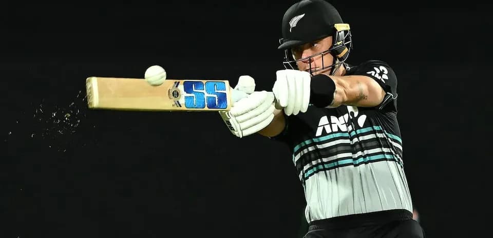 Jugador de cricket golpeando una pelota con bate