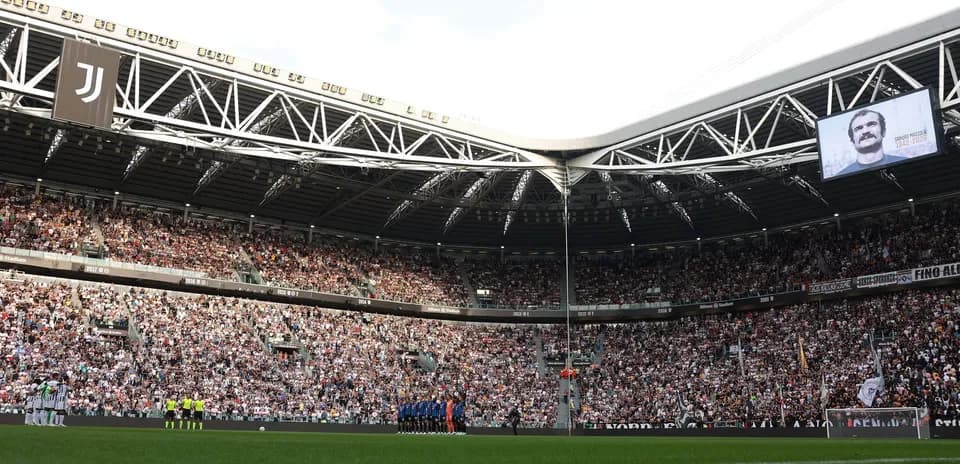 Jugadores de pie en el Allianz Stadium durante homenaje