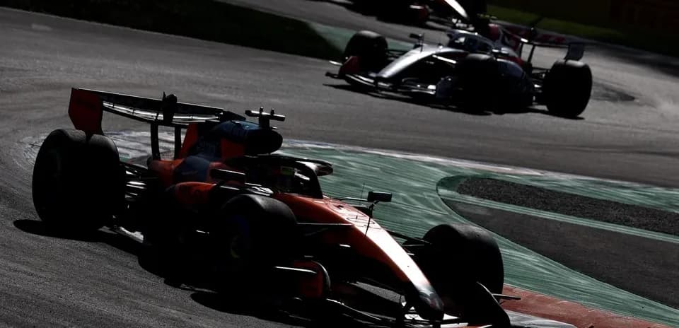 Coche de Fórmula 1 en curva durante carrera