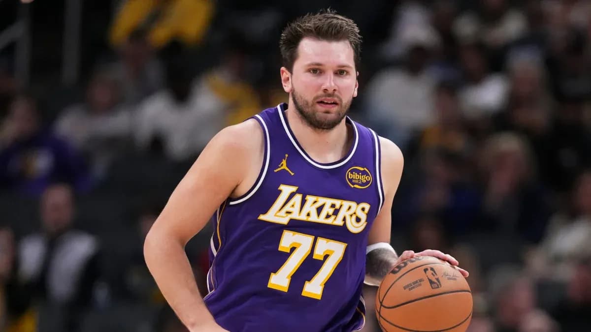 Jugador de baloncesto corriendo con balón en la cancha