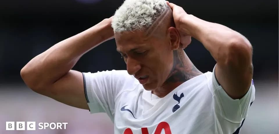 Jugador de Tottenham con la cabeza en las manos