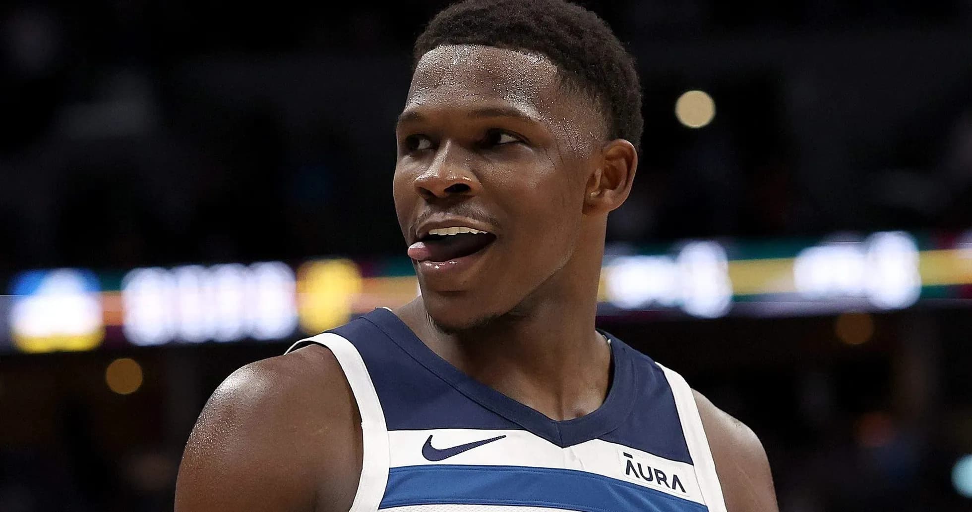 Jugador de baloncesto sonriendo en la cancha