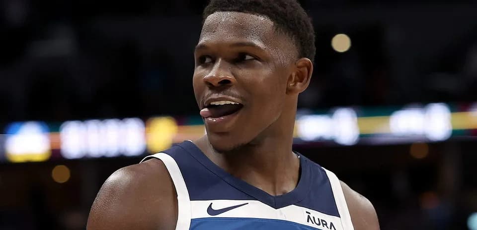 Jugador de baloncesto sonriendo en la cancha