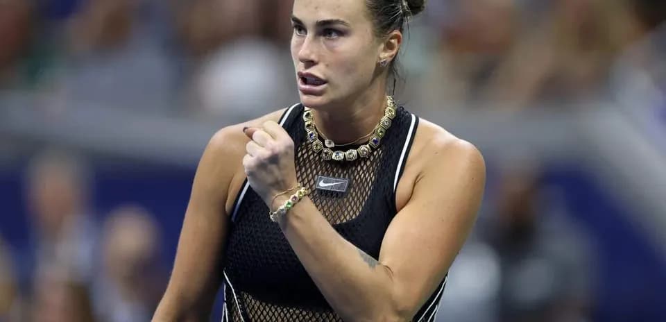 Jugadora de tenis celebrando en la cancha