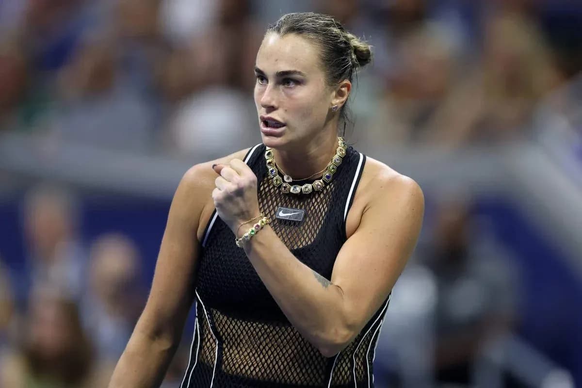 Jugadora de tenis celebrando en la cancha