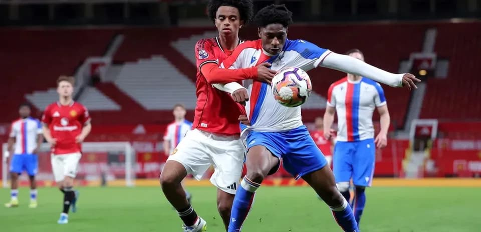 Jugador de Manchester United persiguiendo a oponente