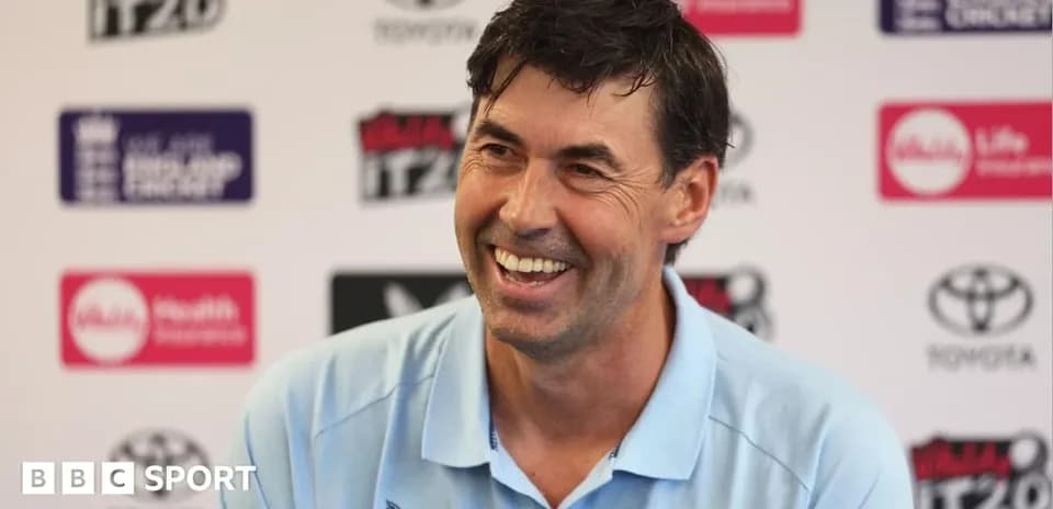 Entrenador sonriendo en conferencia de prensa