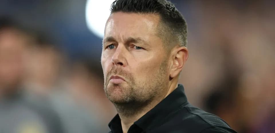 Entrenador observando el partido desde la línea de banda
