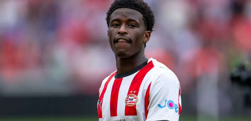 Jugador de PSV con camiseta blanca y roja en campo