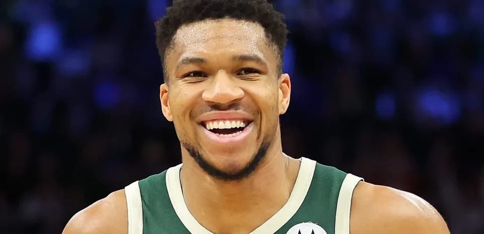 Jugador sonriente en uniforme de baloncesto
