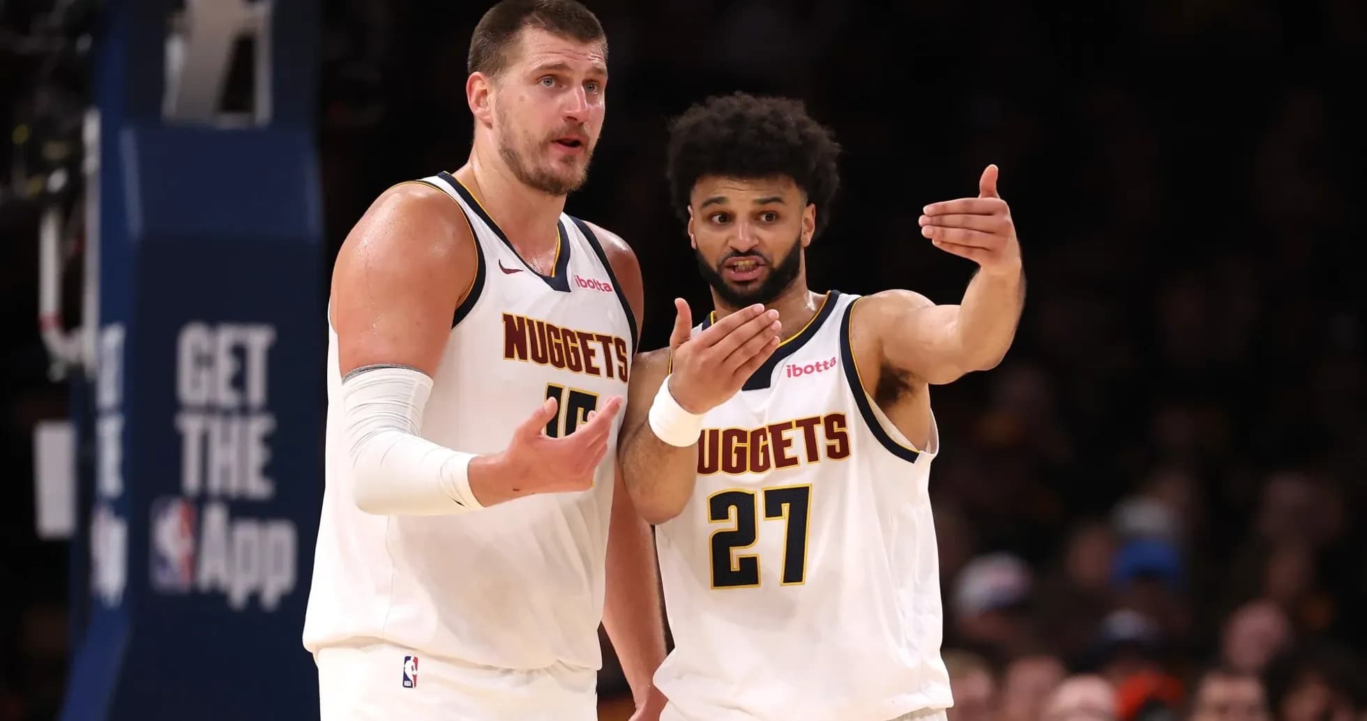 Jugadores de los Nuggets discutiendo estrategia en cancha