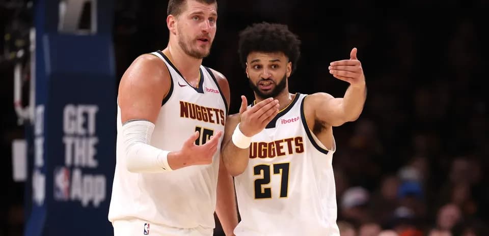 Jugadores de los Nuggets discutiendo estrategia en cancha