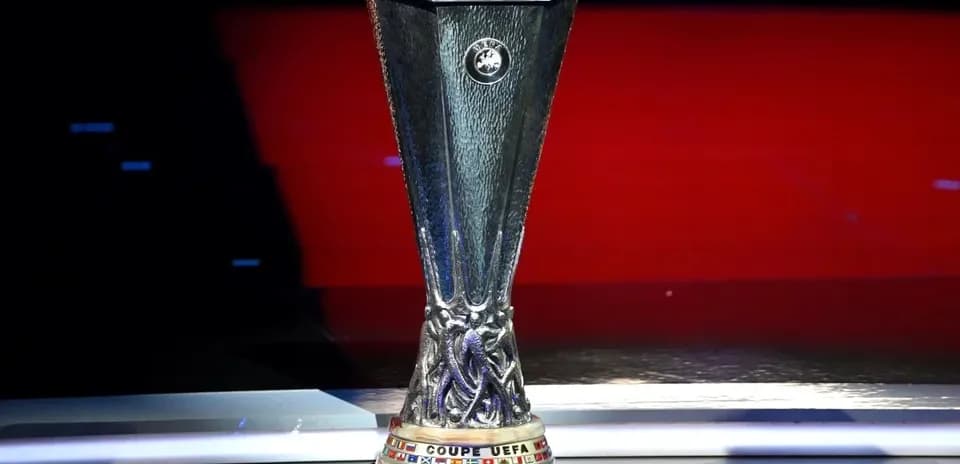 Trofeo de la UEFA Europa League en pedestal