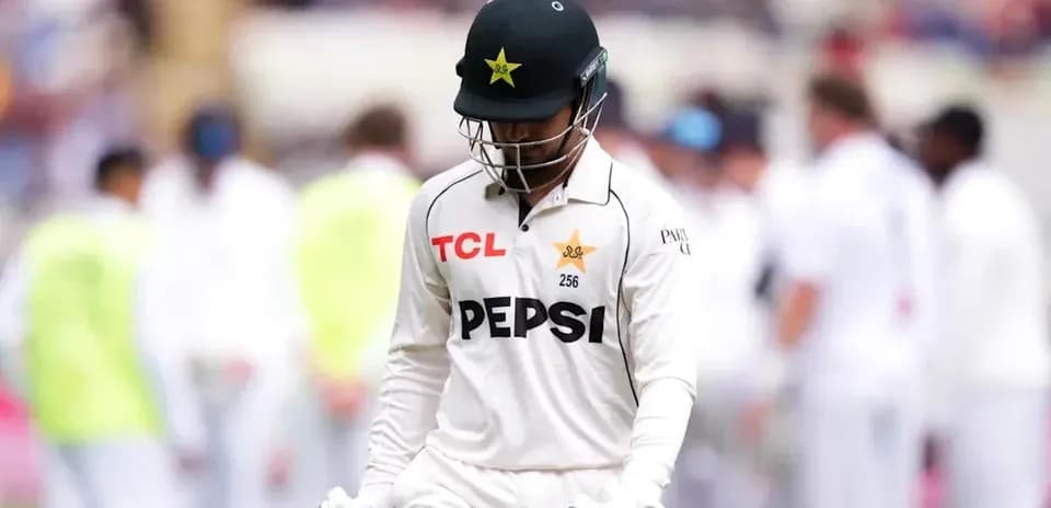 Jugador de cricket de Pakistán caminando tras perder su turno
