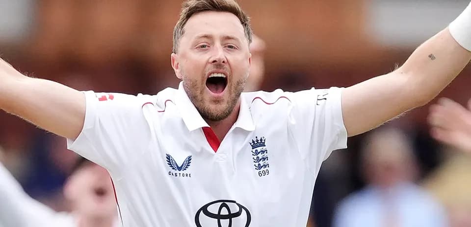 Jugador de cricket celebrando una wicket con entusiasmo
